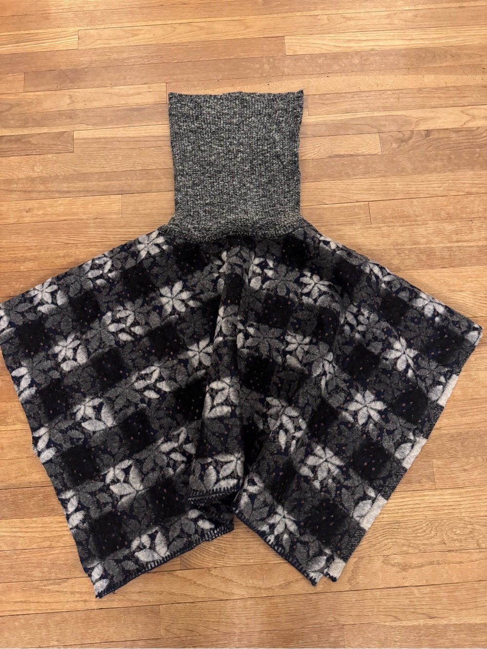 Women's Gray Plaid Floral Wool Blend Turtleneck Poncho Cape - One Size
 b16